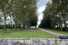 Château de Digoine正面から門に続く並木道