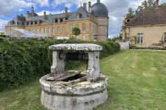 Château de Digoine 受付事務所そばの古井戸