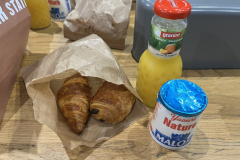 ホテルが用意した朝食 クロワッサンうまし