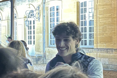 ファンと気さくに会話するユーゴ・マルシャン