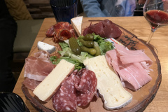 夕食: チーズ, ハム, サラミの盛合せ