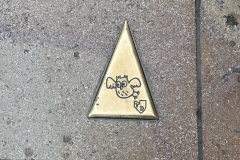 ディジョンの歩道そこら中にあるフクロウマーク