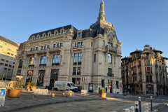 グランジェ広場を挟んで斜向いのAloft Dijon