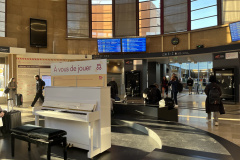 Dijon駅の白い駅ピアノ フランス語で「さあ, あなたの番です」とある